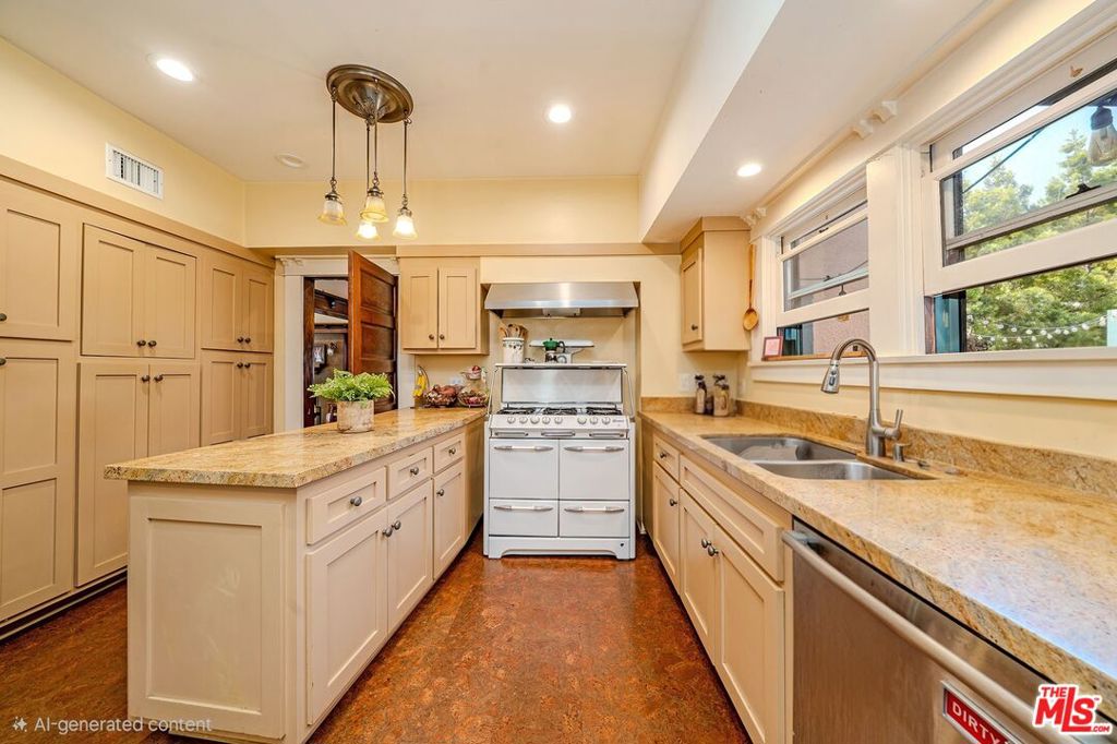 163 S Kingsley Drive Property Photo 11