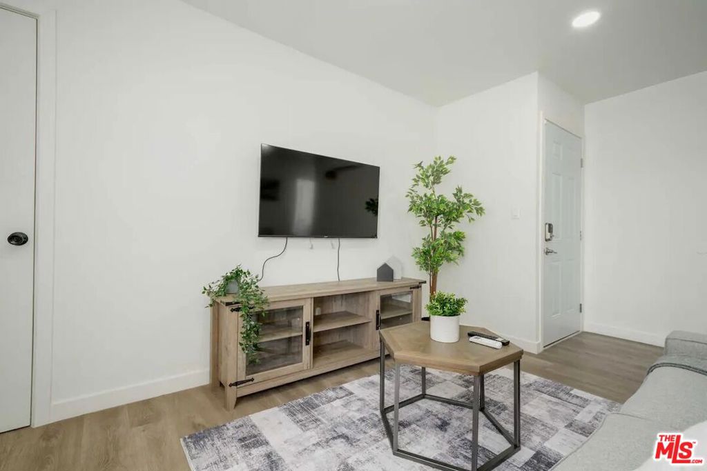 2417 S Budlong Avenue 4 Property Photo 2