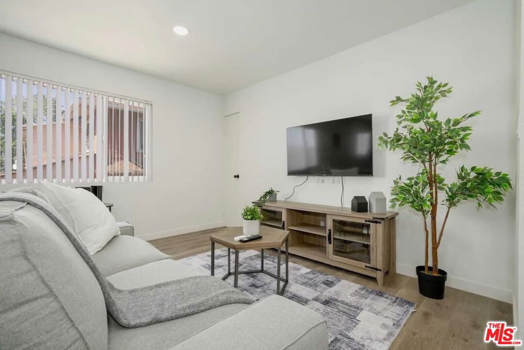 2417 S Budlong Avenue 4 Property Photo 3