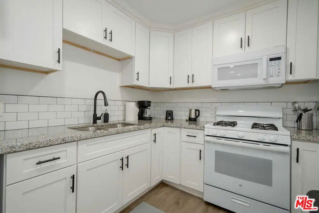 2417 S Budlong Avenue 4 Property Photo 8