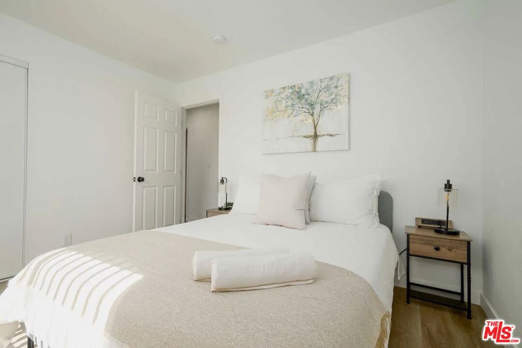 2417 S Budlong Avenue 4 Property Photo 11