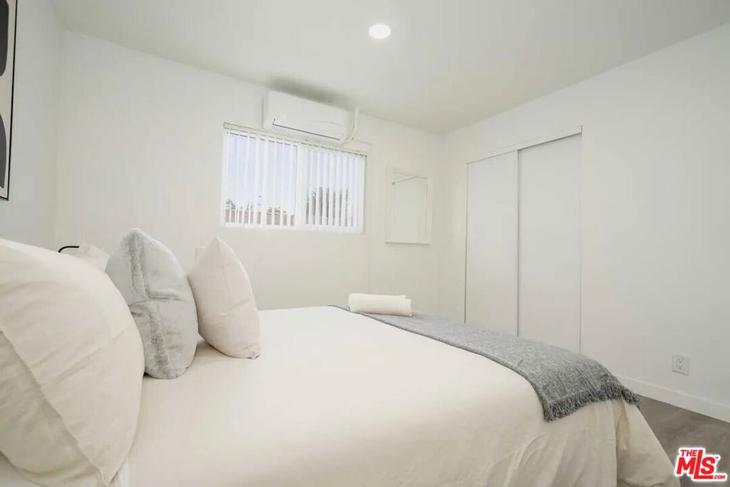 2417 S Budlong Avenue 4 Property Photo 13