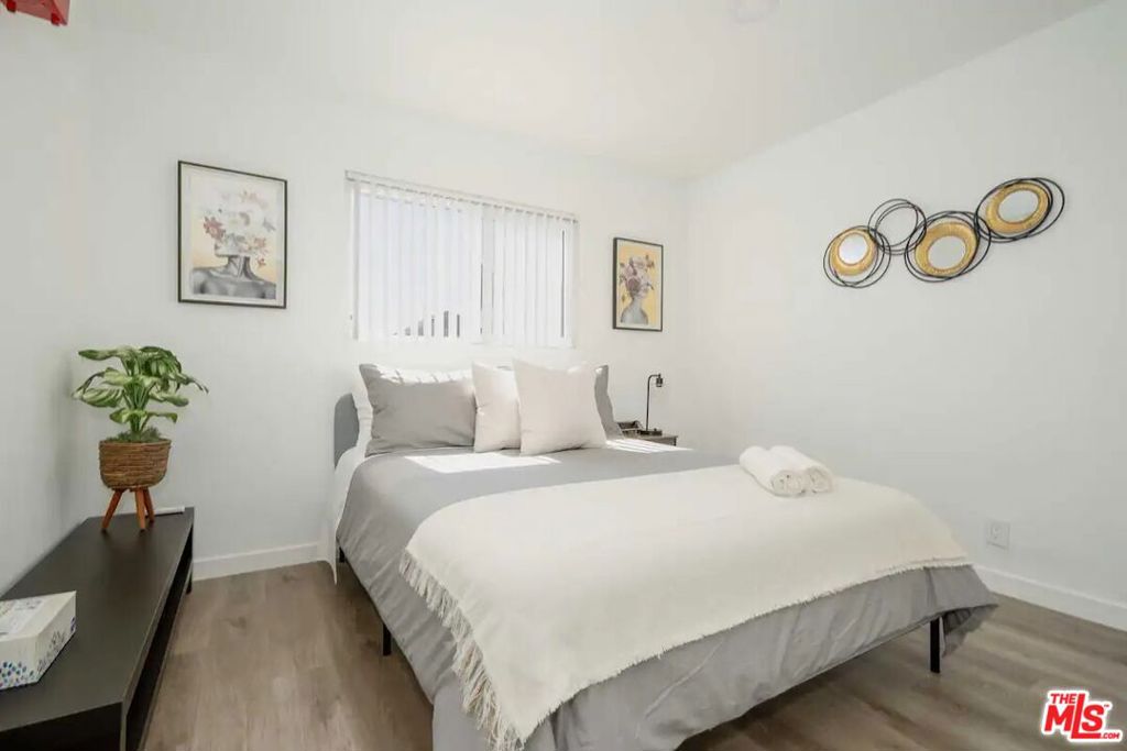 2417 S Budlong Avenue 4 Property Photo 22