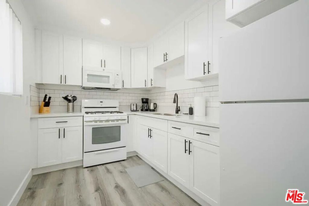 2417 S Budlong Avenue 3 Property Photo 8