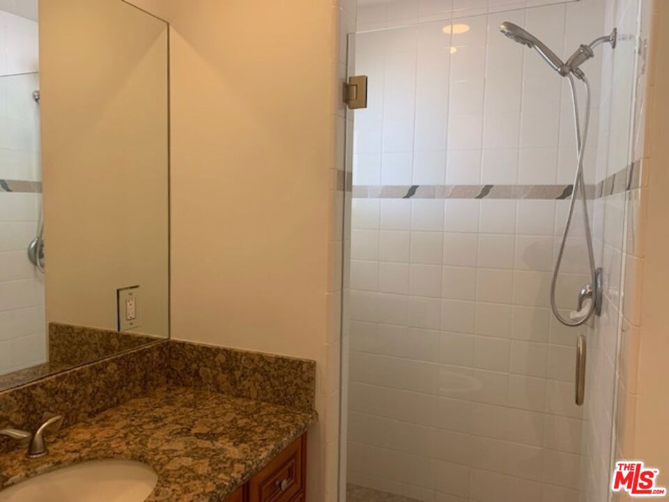 1305 W 37th Place Property Photo 11