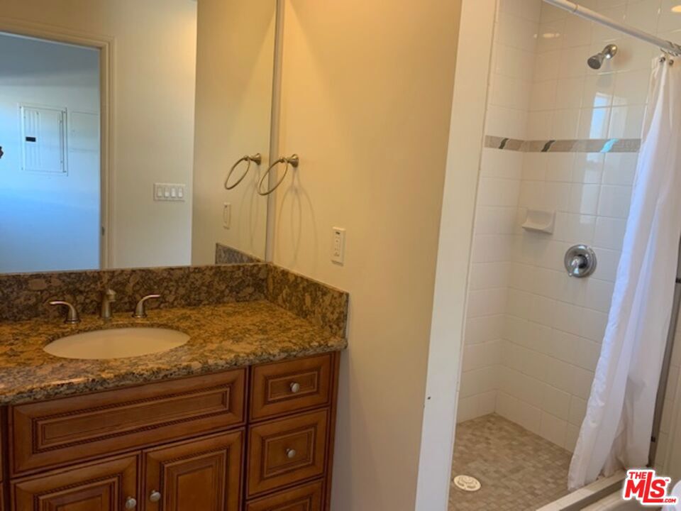 1305 W 37th Place Property Photo 16