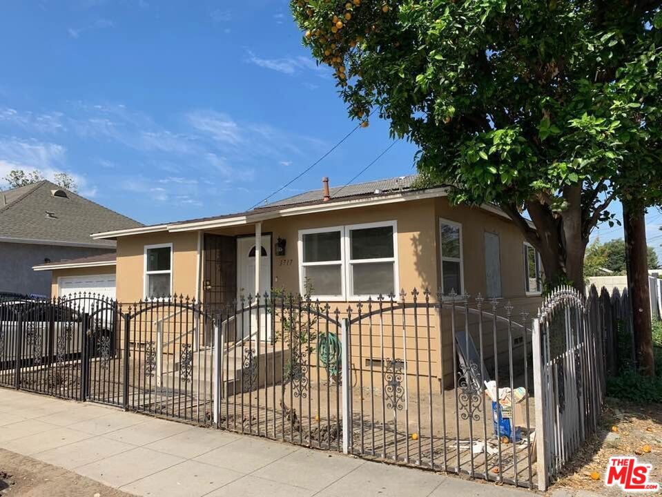 1305 W 37th Place Property Photo 17