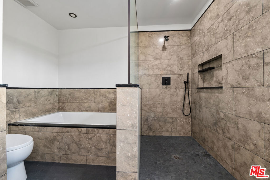 26926 De Berry Drive Property Photo 14