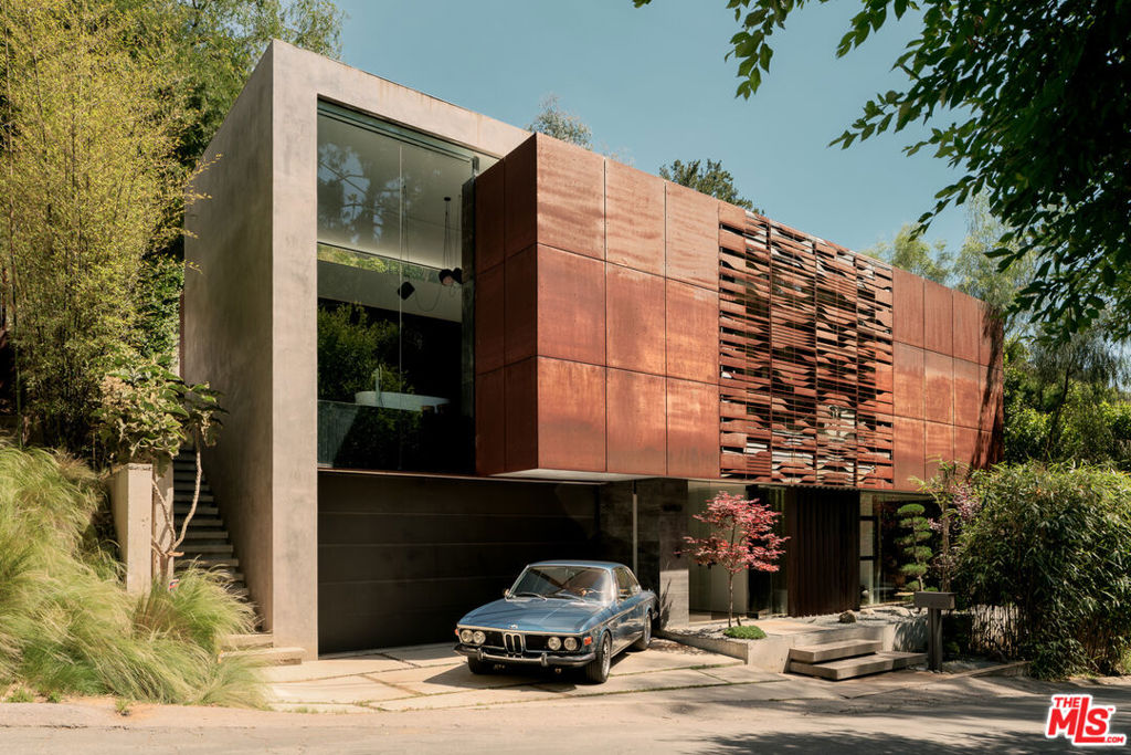 8050 Willow Glen Road Property Photo 1