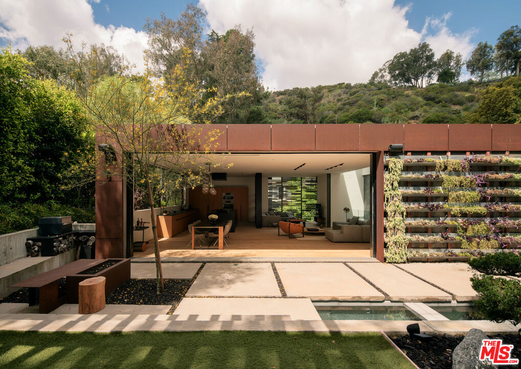 8050 Willow Glen Road Property Photo 3