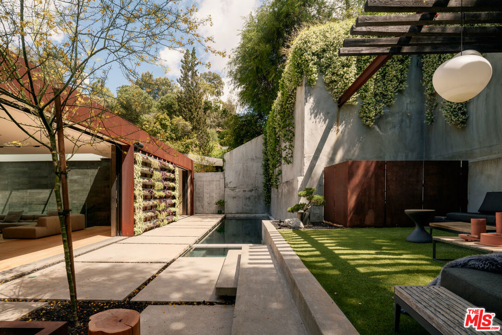 8050 Willow Glen Road Property Photo 10