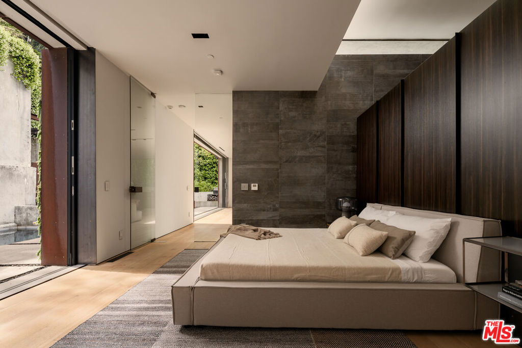 8050 Willow Glen Road Property Photo 13