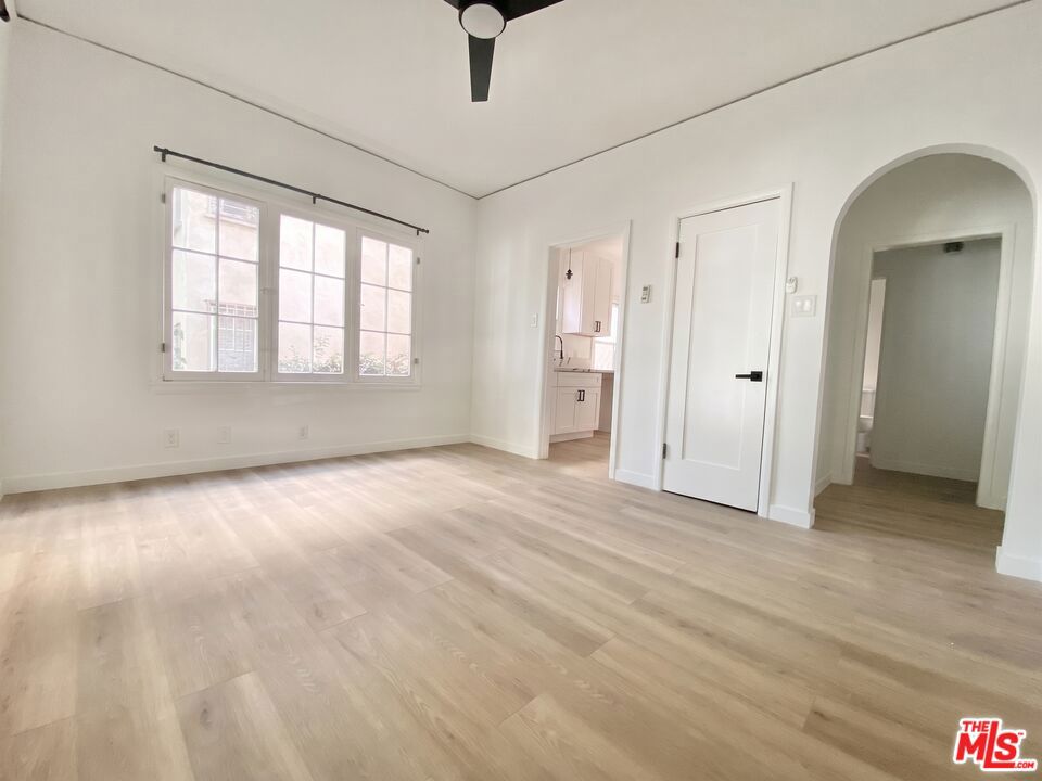 852 N Oxford Avenue Property Photo 2