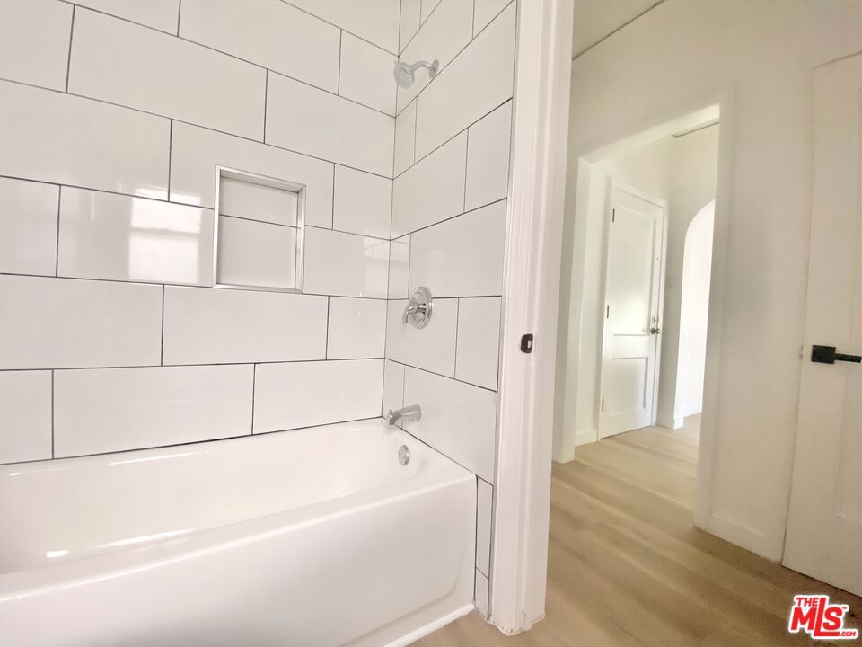 852 N Oxford Avenue Property Photo 6