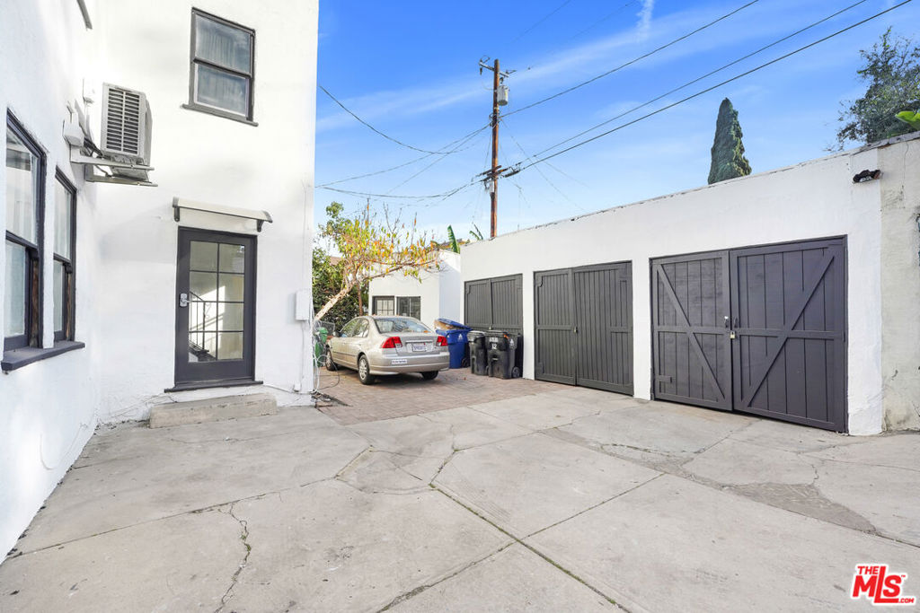 852 N Oxford Avenue Property Photo 14