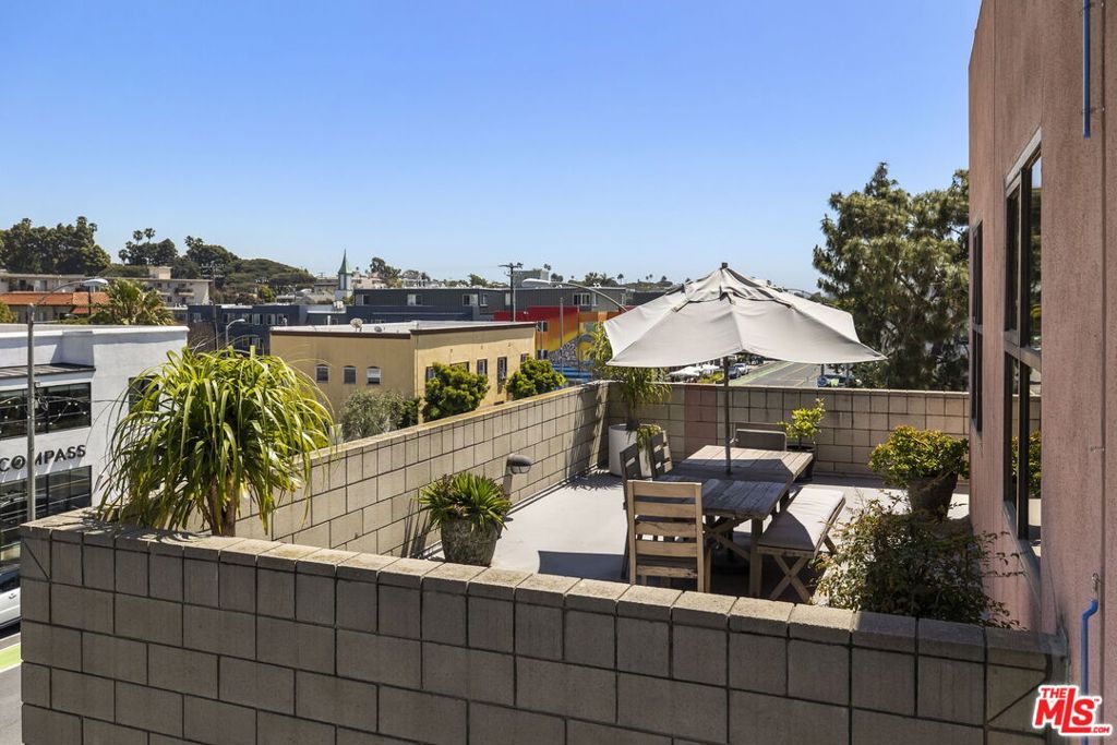 2110 Main Property Photo 15