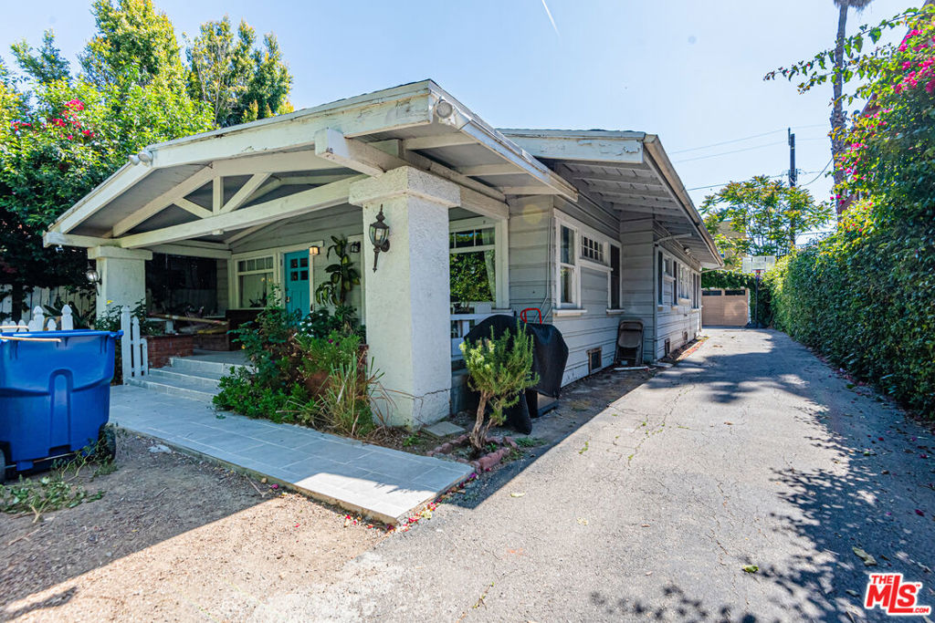1130 N Beachwood Drive Property Photo 1