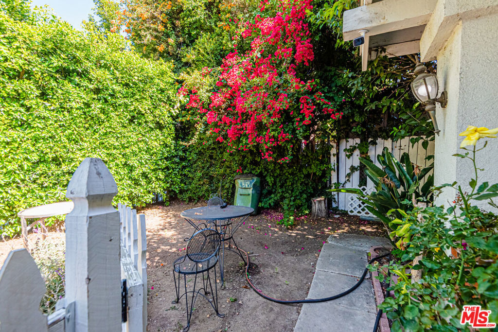 1130 N Beachwood Drive Property Photo 3