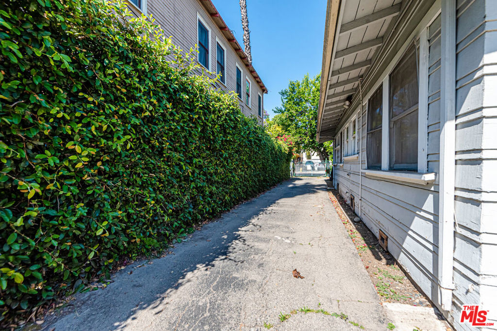 1130 N Beachwood Drive Property Photo 4
