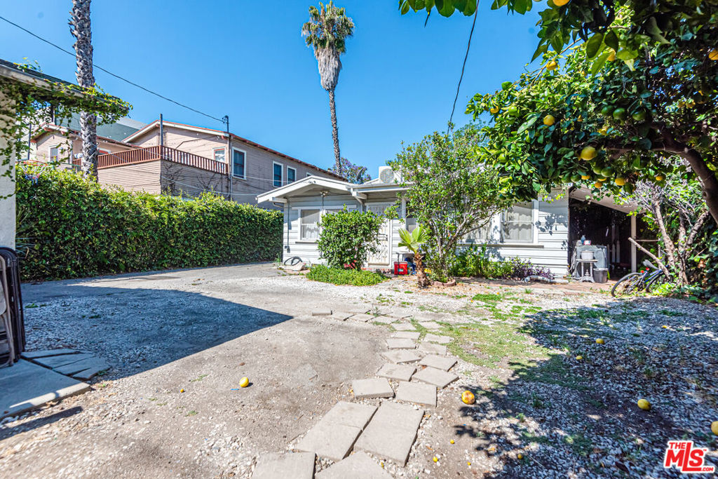 1130 N Beachwood Drive Property Photo 5