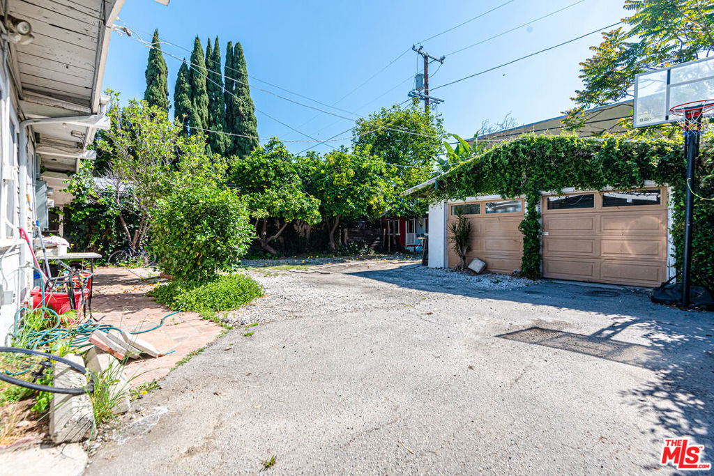 1130 N Beachwood Drive Property Photo 8