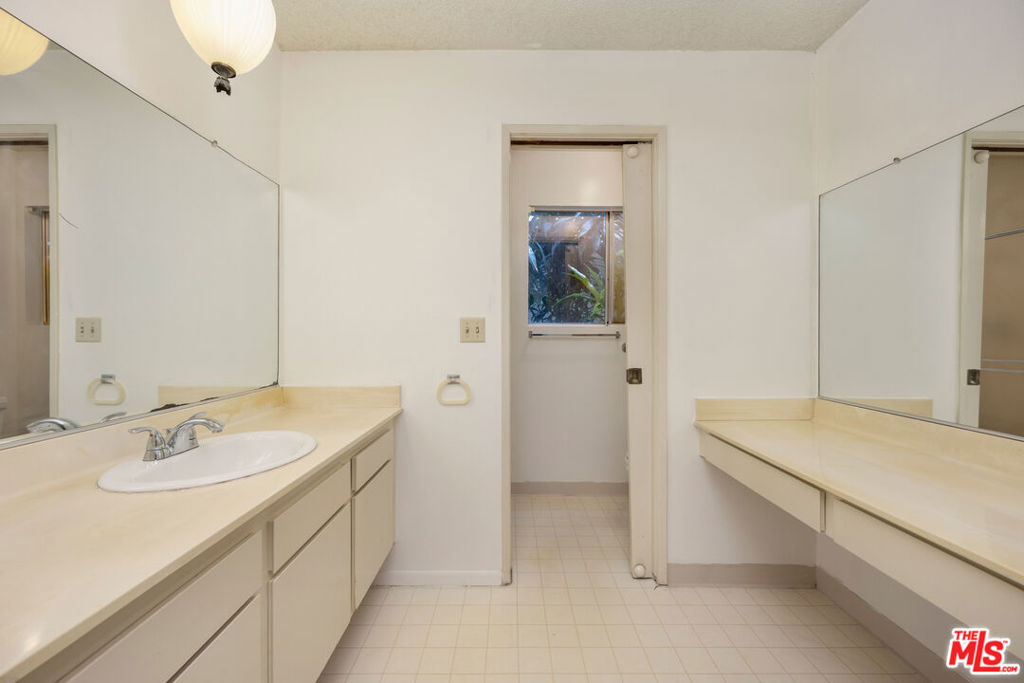 8400 De Longpre Avenue 104 Property Photo 18