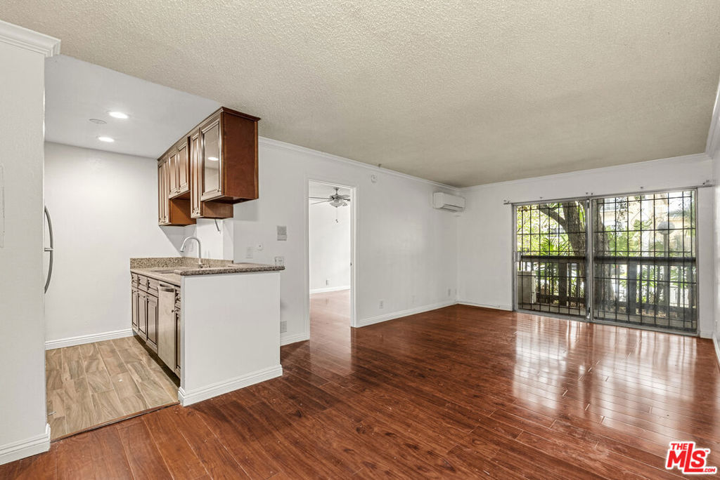 525 S Ardmore Avenue 107 Property Photo 2