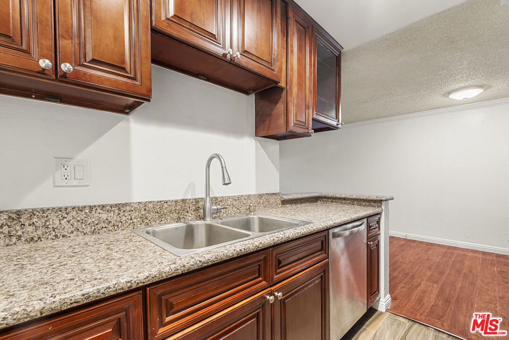 525 S Ardmore Avenue 107 Property Photo 5