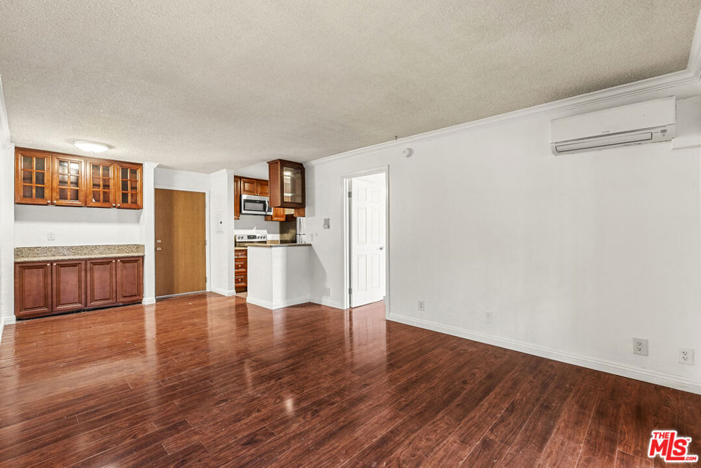 525 S Ardmore Avenue 107 Property Photo 7