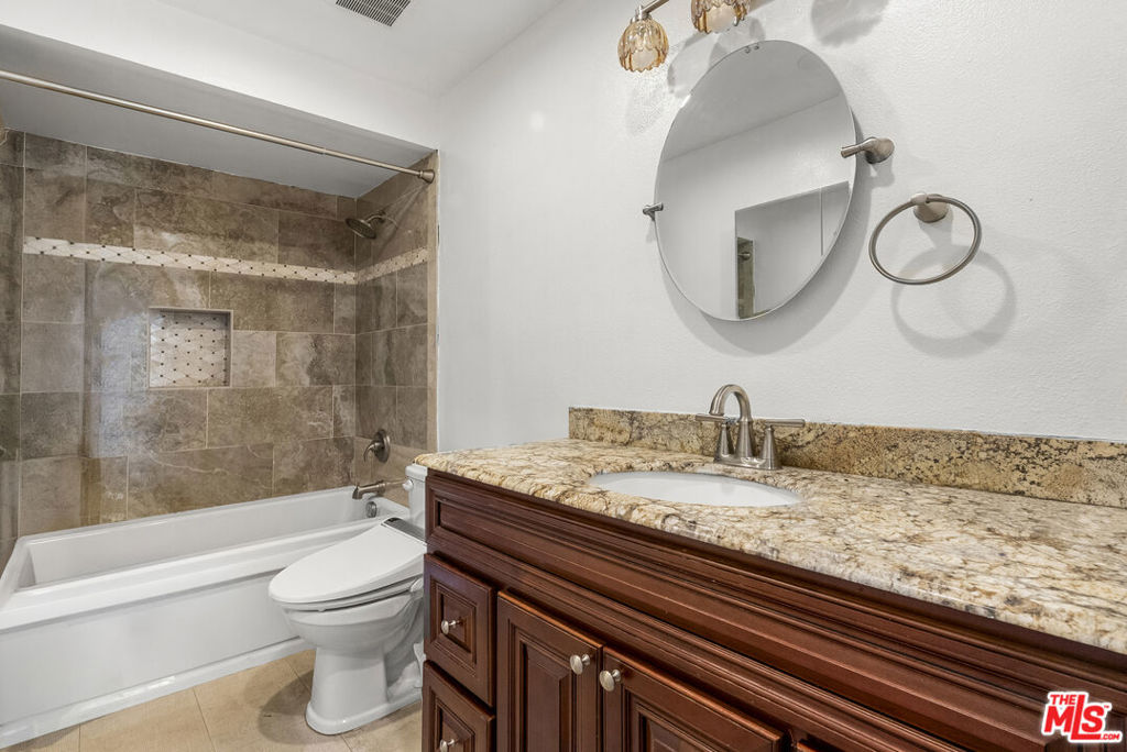 525 S Ardmore Avenue 107 Property Photo 13