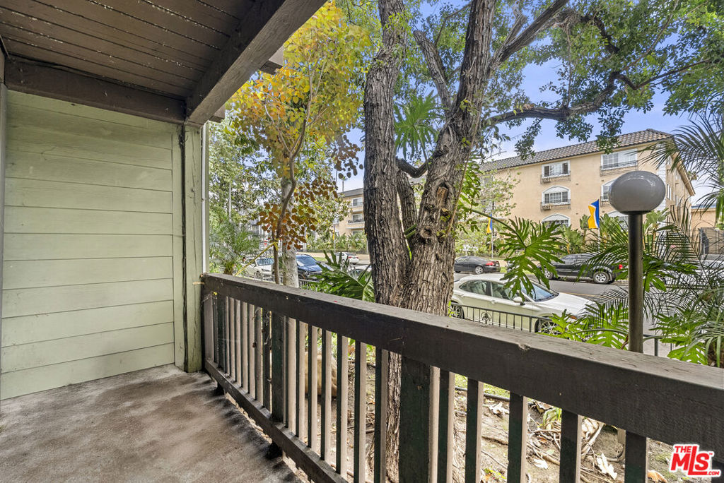 525 S Ardmore Avenue 107 Property Photo 15