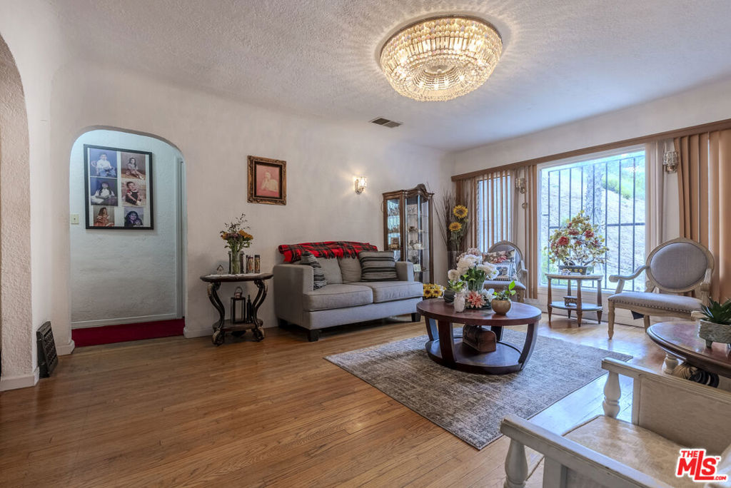 2251 Moss Avenue Property Photo 3