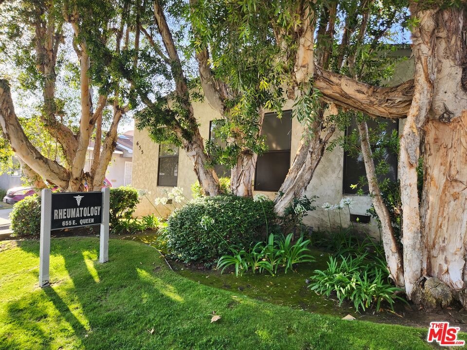 655 E Queen Street Property Photo 2