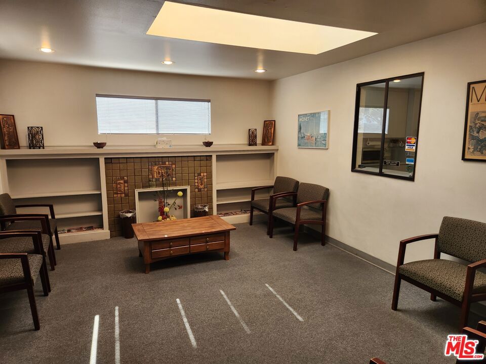 655 E Queen Street Property Photo 4
