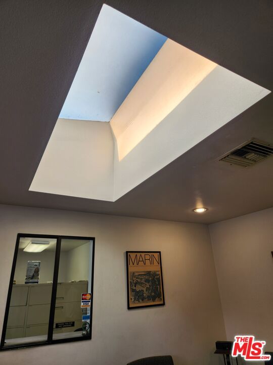 655 E Queen Street Property Photo 5