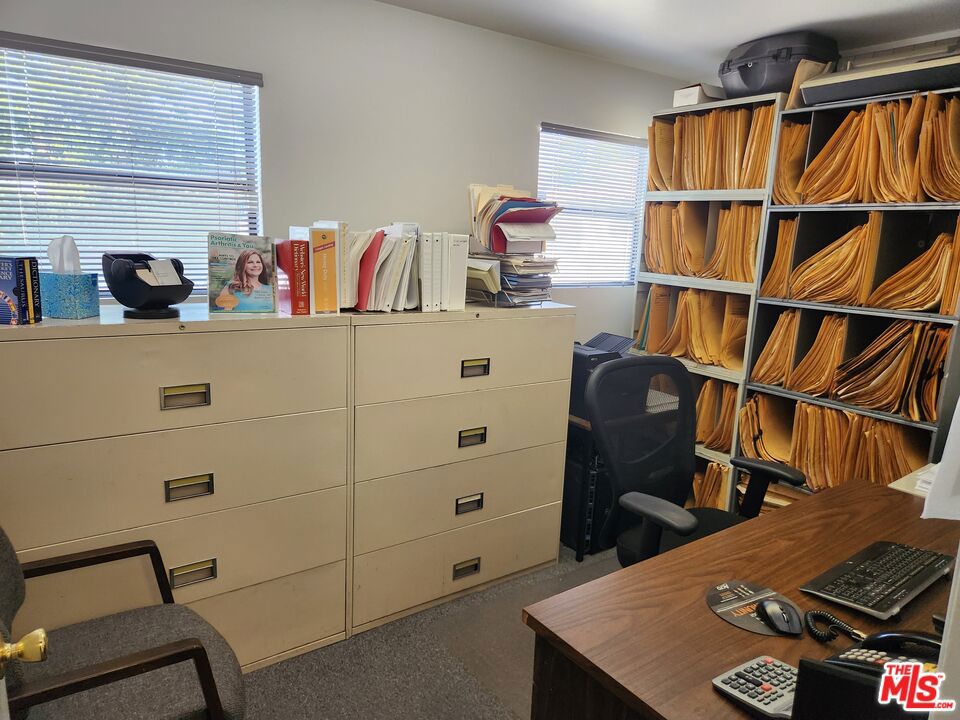655 E Queen Street Property Photo 8