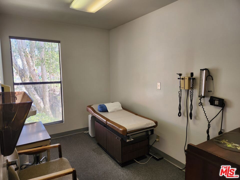 655 E Queen Street Property Photo 11