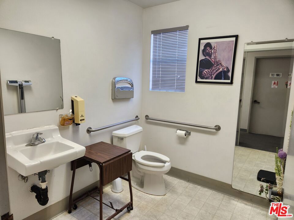 655 E Queen Street Property Photo 14