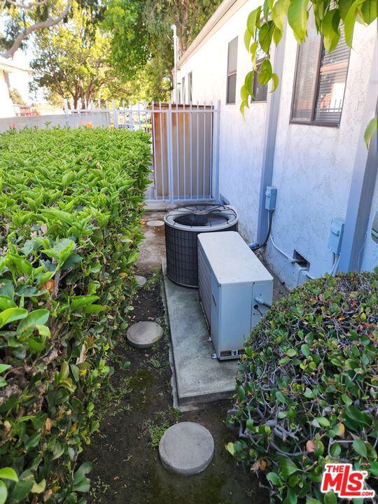 655 E Queen Street Property Photo 21