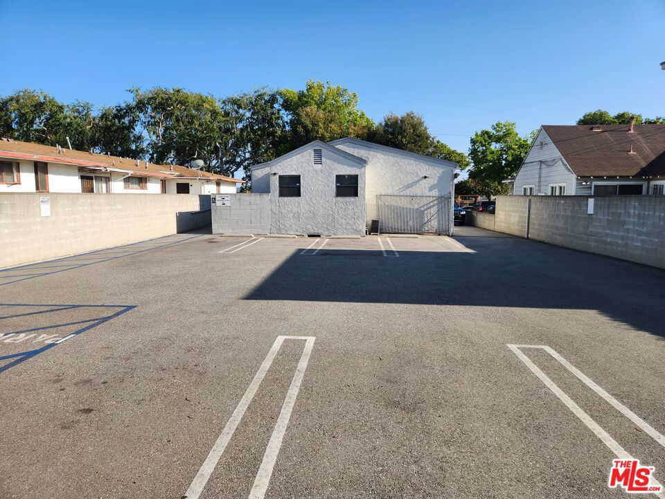 655 E Queen Street Property Photo 24