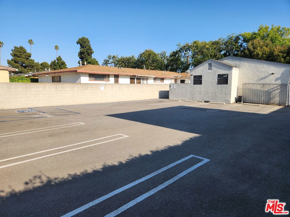 655 E Queen Street Property Photo 25