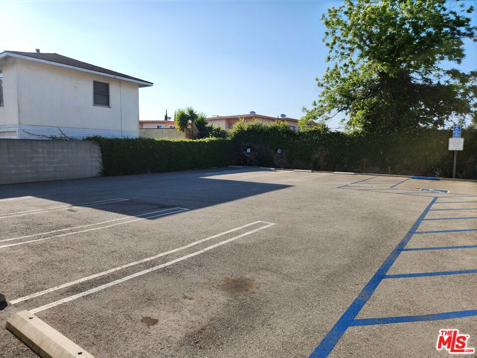 655 E Queen Street Property Photo 26