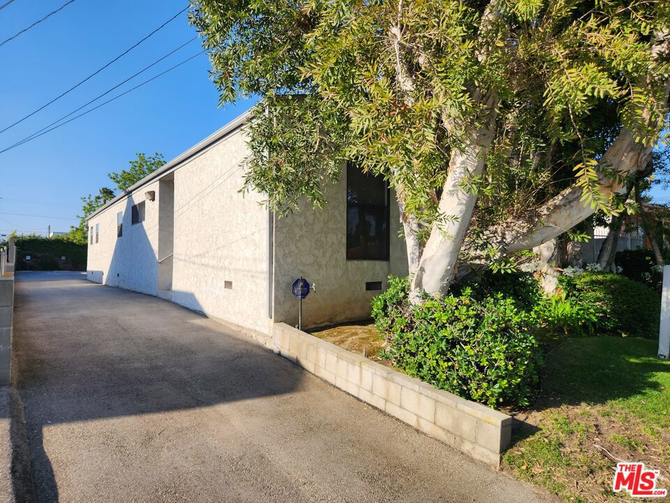 655 E Queen Street Property Photo 28