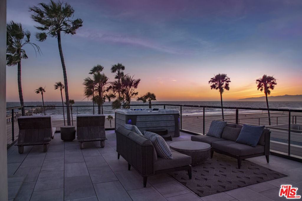 3011 Ocean Front Walk Property Photo 4