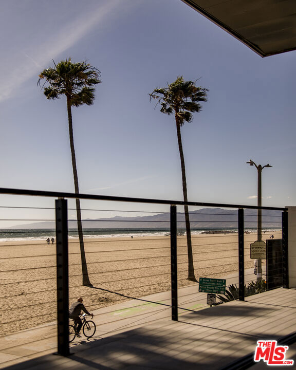 3011 Ocean Front Walk Property Photo 10