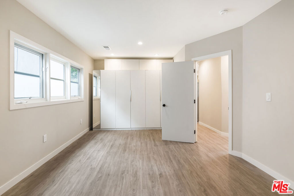 937 N Beverly Glen Boulevard Property Photo 4