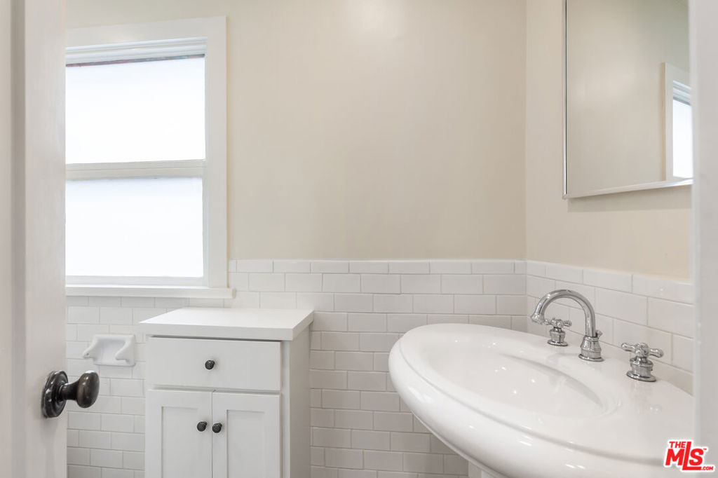 937 N Beverly Glen Boulevard Property Photo 6