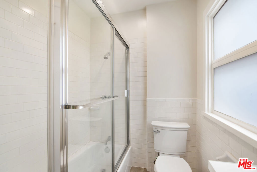 937 N Beverly Glen Boulevard Property Photo 7