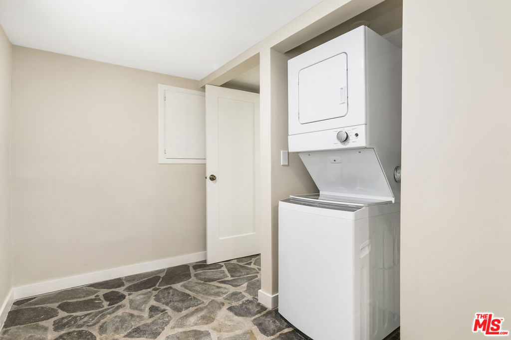 937 N Beverly Glen Boulevard Property Photo 12