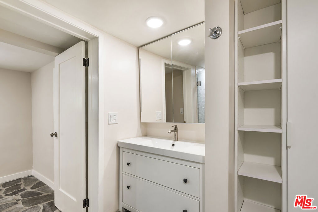 937 N Beverly Glen Boulevard Property Photo 15
